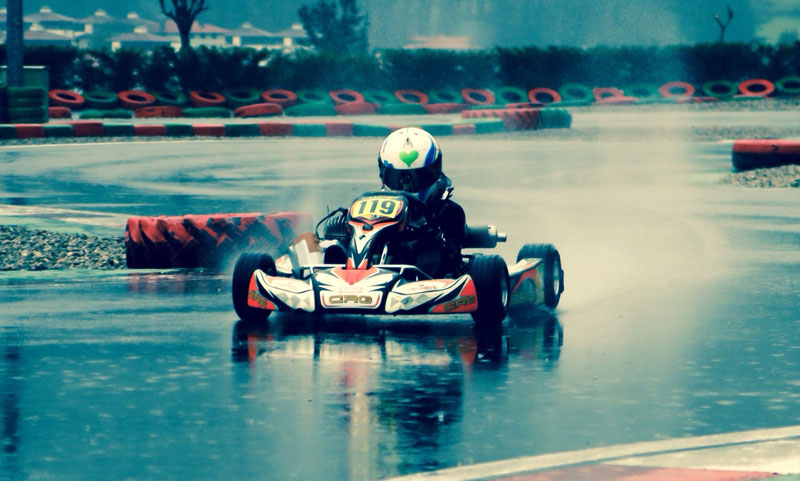 kart corriendo bajo lluvia